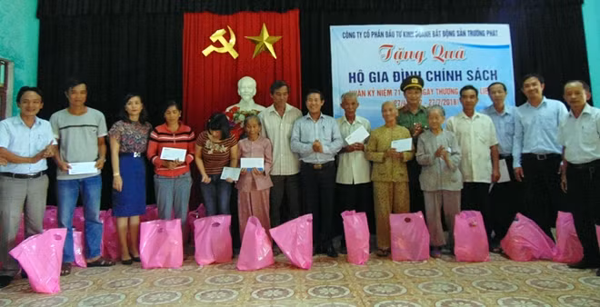 60 suất quà được trao tận tay cho các gia đình có công cách mạng tại phường Điện An, thị xã Điện Bàn.