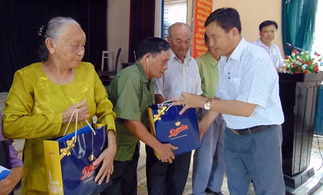 Ông Nguyễn Công Thanh, Bí thư Huyện ủy Đại Lộc, trao quà cho các gia đình chính sách xã Đại Nghĩa, huyện Đại Lộc.