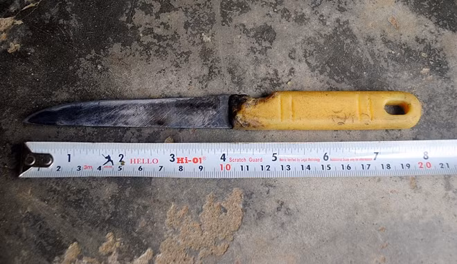 Con dao hung khí Hải dùng đâm vào yết hầu bà Quy.