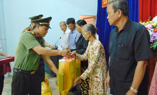 Đại tá Lê Văn Sinh, Trưởng phòng Công tác chính trị Công an TP Đà Nẵng, tận tay trao quà cho các hộ gia đình chính sách.