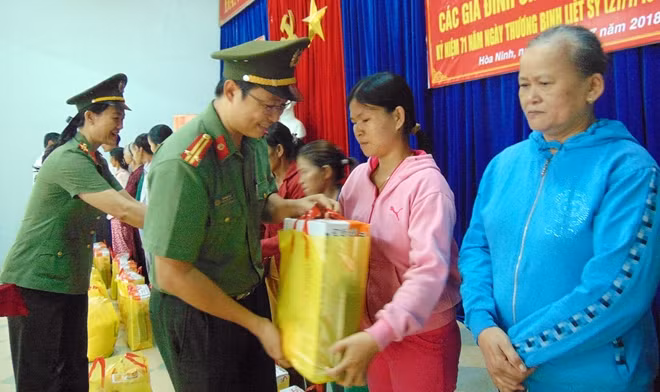 Đại diện lãnh đạo Phòng Công tác chính trị Công an TP Đà Nẵng trao quà cho bà con.