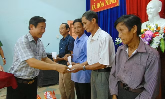 Đại diện đơn vị tài trợ trao quà cho bà con.