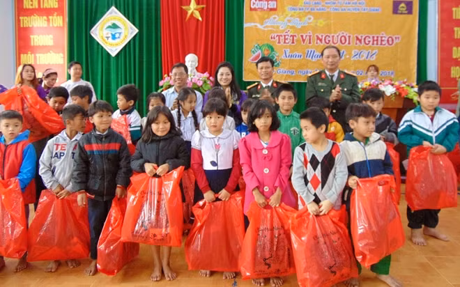 500 suất quà được trao tặng cho học sinh huyện Tây Giang, tỉnh Quảng Nam trong sáng 21-1.