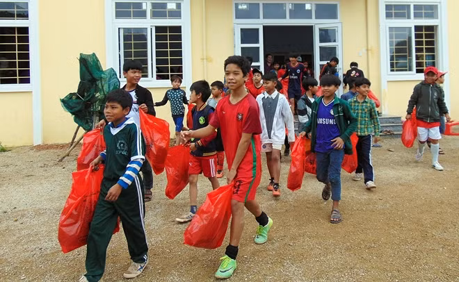 Niềm vui của các em học sinh sau khi được nhận quà.