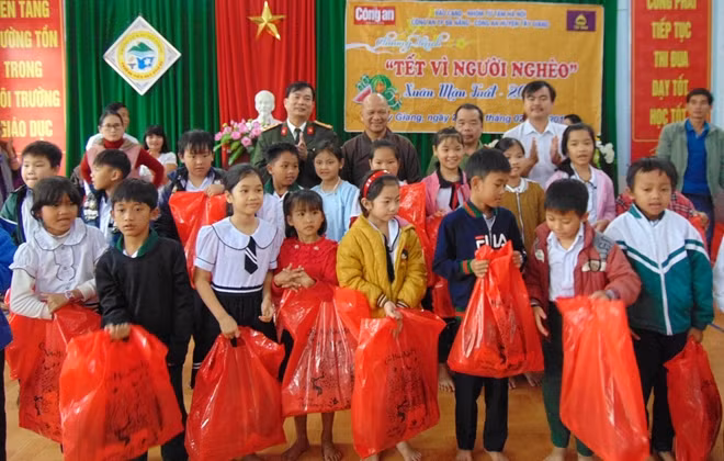 Lãnh đạo Phòng GD&ĐT huyện Tây Giang cùng trao quà với các nhà hảo tâm.