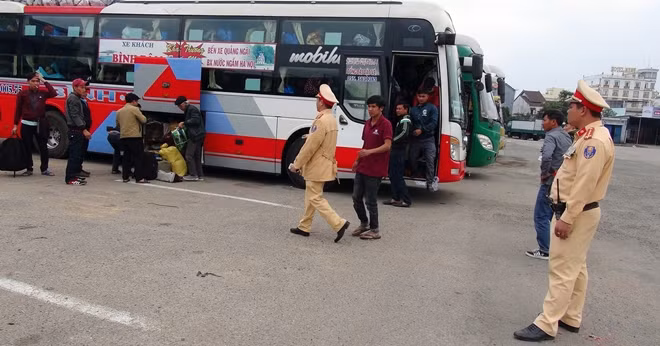 Lực lượng CSGT Quảng Nam tăng cường kiểm tra, xử lý xe khách đường dài vi phạm TTATGT.