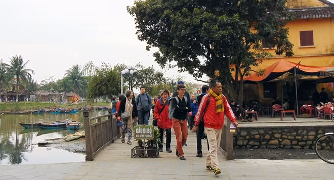 Việc lượng du khách tăng cao trong những năm qua đã gây áp lực lớn lên quá trình phát triển bền vững của Hội An.