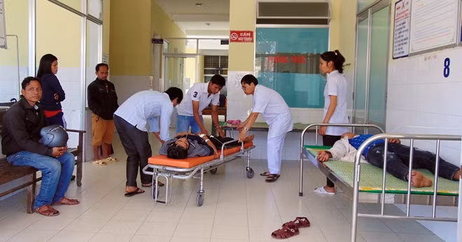 Các trường hợp nghi bị ngộ độc rượu được đưa đến Trung tâm Y tế huyện Nam Giang cấp cứu.
