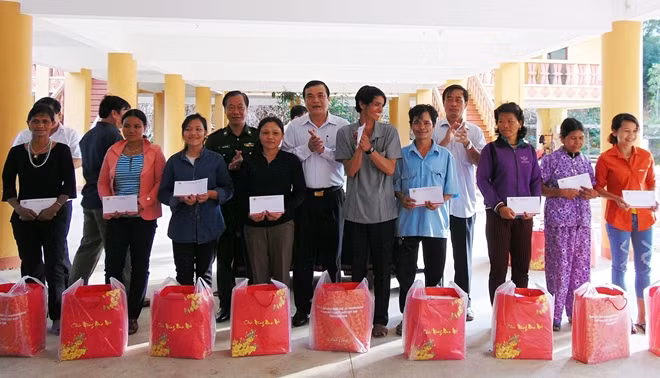 50 suất quà đã đến tận tay người dân huyện Đông Giang.