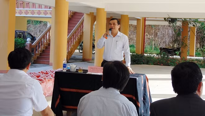 Đồng chí Phan Việt Cường ân cần thăm hỏi người dân huyện Đông Giang, tỉnh Quảng Nam.