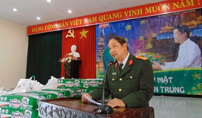 Trung tá Nguyễn Văn Long, Phó Trưởng Ban Thư ký Tòa soạn, Trưởng Văn phòng Thường trú miền Trung Báo CAND, chia sẻ tình cảm với các hộ phụ nữ nghèo, bất hạnh trên địa bàn TP Tam Kỳ.