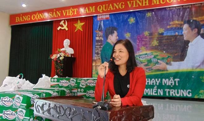 Bà Trương Thị Thu Dung, cán bộ Công ty bia Carlsberg Việt Nam, thay mặt nhà tài trợ phát biểu trước bà con.