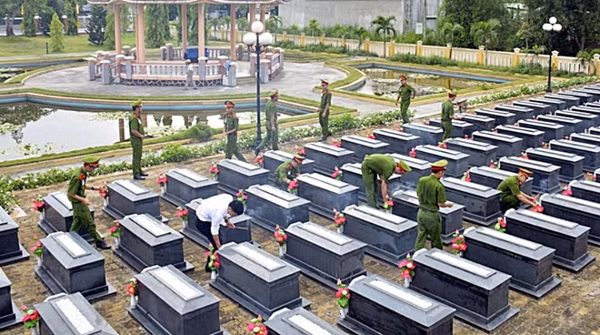 Thắp nén nhang tri ân các anh hùng, liệt sĩ.