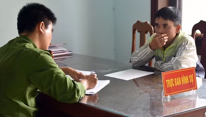 Lực lượng Công an tiến hành lấy lời khai 1 đối tượng tại chiếu bạc.