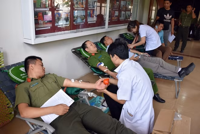 Tuổi trẻ Công an tỉnh Quảng Nam hăng hái tham gia hiến máu tình nguyện.