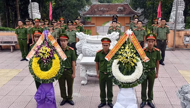Tuổi trẻ Công an 2 tỉnh Quảng Nam và Thừa Thiên Huế dâng hoa viếng anh hùng liệt sĩ An ninh khu V.