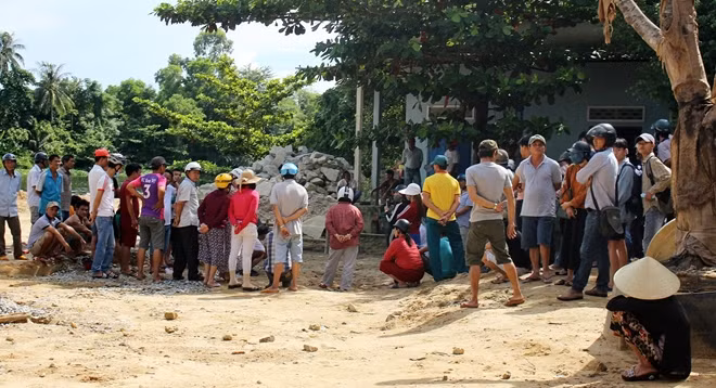 Rất đông người dân hiếu kỳ đến xem cơ quan chức năng vớt thi thể người đàn ông lên bờ.