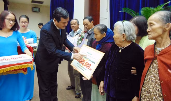 Ông Phan Việt Cường, Ủy viên Trung ương Đảng, Phó Bí thư Thường trực Tỉnh ủy Quảng Nam, trao nhà tình nghĩa cho các hộ gia đình khó khăn về nhà ở trên địa bàn tỉnh.