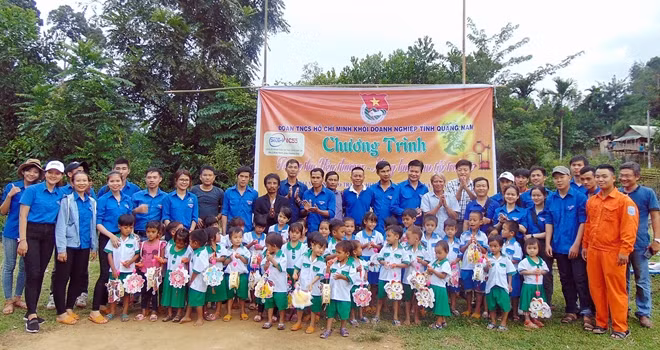 Các đoàn viên thanh niên tặng quà trung thu và áo quần mới cho trẻ em xã Trà Ka.