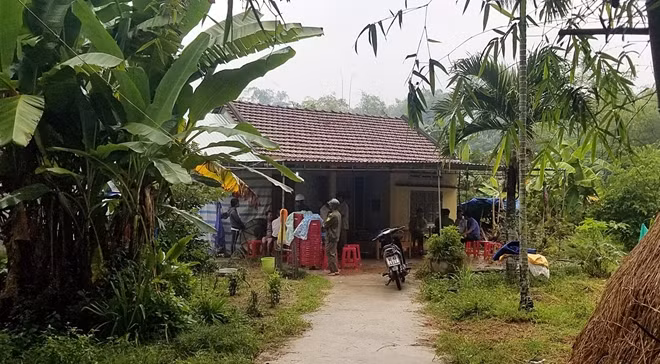 Lực lượng chức năng có mặt tại nhà bà H. để điều tra, làm rõ cái chết của nạn nhân.
