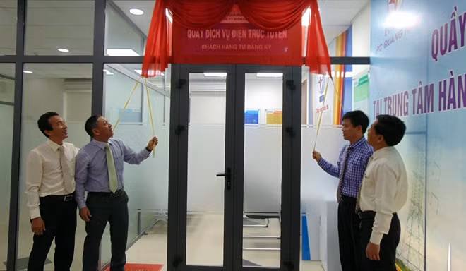 Các đại biểu kéo băng khai trương quầy dịch vụ điện trực tuyến được đặt tại Trung tâm hành chính công và xúc tiến đầu tư tỉnh Quảng Nam.