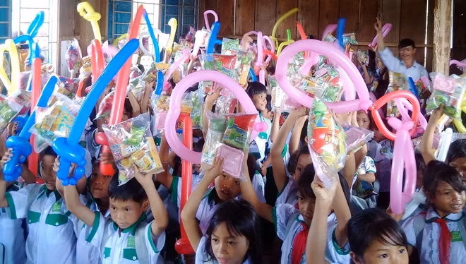 Niềm vui của các em học sinh vùng cao Trà Bui tham gia chương trình "Trung thu cho em".