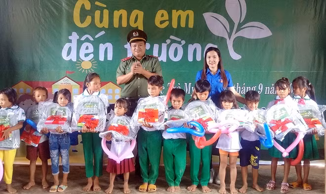 Tặng quà trung thu và hỗ trợ đồ dùng, dụng cụ học tập cho các em học sinh xã Trà Bui.