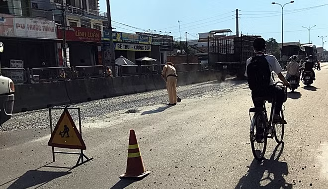 Đá dăm rơi vãi kéo dài hàng trăm mét trên QL1 đoạn qua huyện Núi Thành.