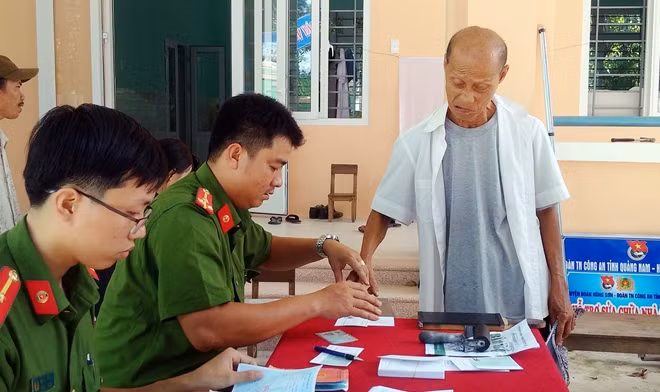 Làm thủ tục cấp phát chứng minh nhân dân miễn phí cho người dân.