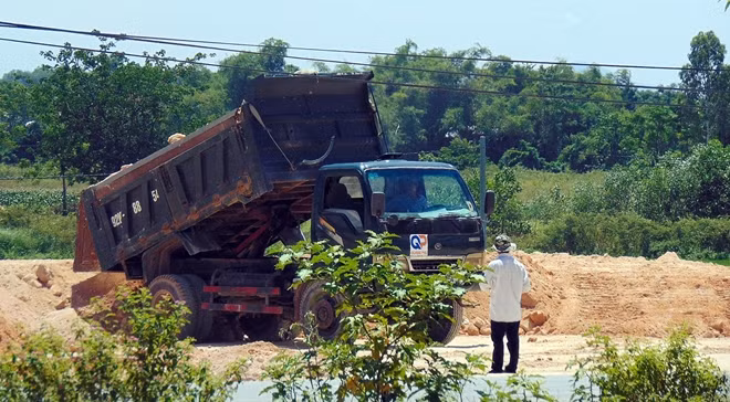 Xe tải đổ đất phục vụ san nền công trình chợ Tây An vào trưa 9-7.
