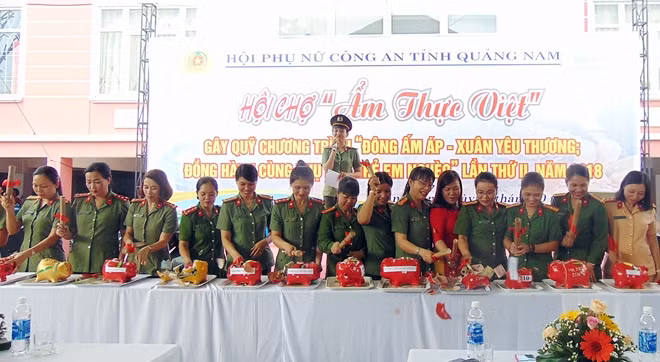 Tại Hội chợ đã diễn ra hoạt động đập heo đất gây quỹ hoạt động an sinh xã hội của các cấp Hội Phụ nữ Công an tỉnh Quảng Nam.