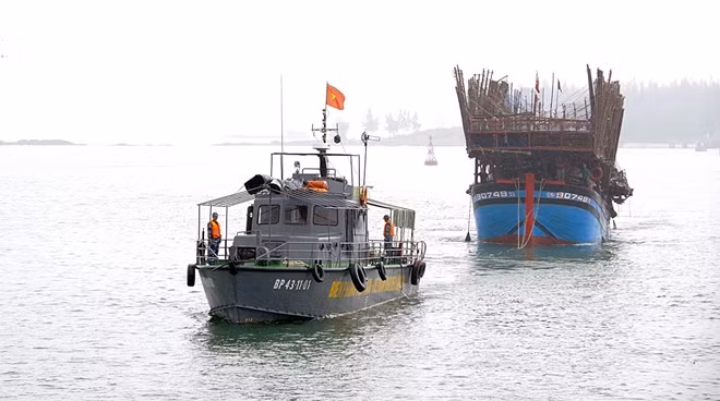 Một tàu cá gặp nạn trên biển được lai dắt vào bờ an toàn (Ảnh minh họa).
