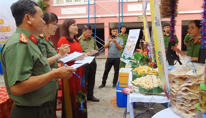 Ban giám khảo đi chấm giải gian hàng trình bày ấn tượng, thực phẩm ngon, sạch... tại Hội chợ.