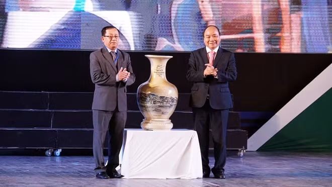 Thủ tướng Nguyễn Xuân Phúc tặng bình gốm Bát Tràng cho đại diện lãnh đạo TP Hội An.
