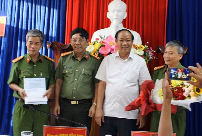 Ông Đinh Văn Thu, Chủ tịch UBND tỉnh Quảng Nam, thưởng nóng cho Ban chuyên án.