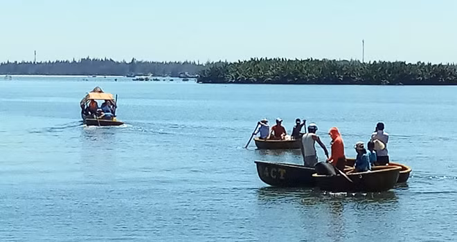 Người dân và lực lượng chức năng nỗ lực đưa cá heo trở lại biển sâu.