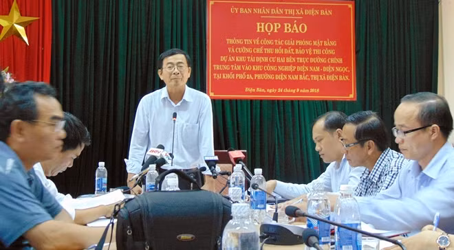 Ông Nguyễn Đạt, Phó Chủ tịch UBND thị xã Điện Bàn, cung cấp thông tin tại buổi họp báo.