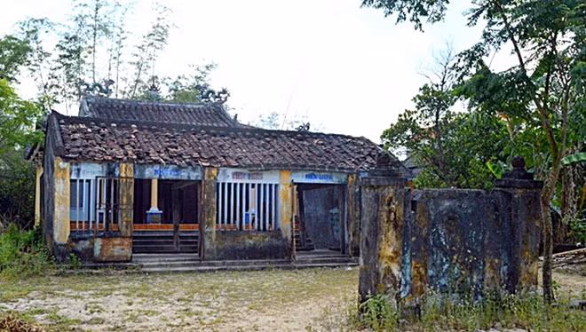 Nhà thờ Tiền hiền làng Hiền Lương đang xuống cấp, cần được tôn tạo.