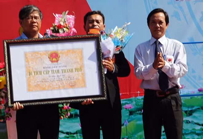 Trao Bằng công nhận Di tích lịch sử văn hóa cấp tỉnh Nhà thờ Tiền hiền làng Hiền Lương.