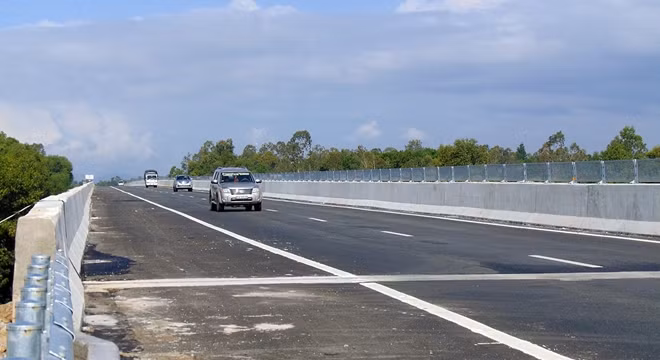 Cầu Tam Kỳ trên cao tốc Đà Nẵng-Quảng Ngãi nơi xuất hiện nhiều vị trí bị thấm dột nước mưa.