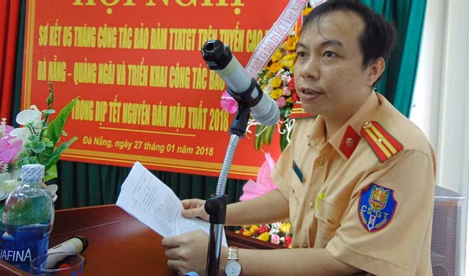 Thiếu tá Ngô Sỹ Tuấn Anh, Phó Trưởng phòng 10 Cục CSGT, báo cáo tại hội nghị.