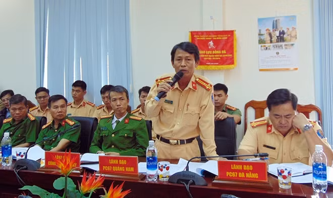 Đại diện lãnh đạo Công an đơn vị, địa phương trình bày ý kiến đề xuất tại hội nghị.
