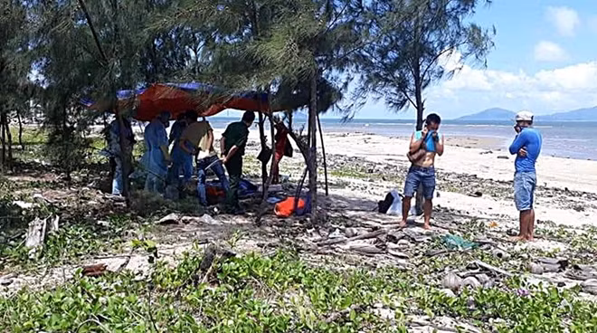 Lực lượng chức năng tiến hành khám nghiệm tử thi. Ảnh: F.B