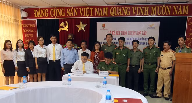 Đại diện lãnh đạo Công an tỉnh Quảng Nam và Bưu điện tỉnh ký kết thỏa thuận hợp tác.