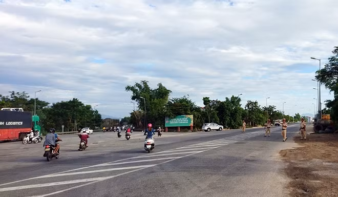 Lực lượng CSGT Quảng Nam phân luồng đảm bảo giao thông thông suốt trong quá trình khắc phục hậu quả vụ tai nạn.