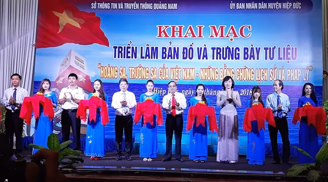 Các đại biểu cắt băng khai mạc triển lãm.