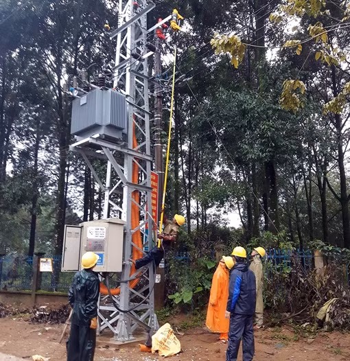 Khắc phục hư hỏng trạm biến áp khiến hàng trăm hộ dân mất điện