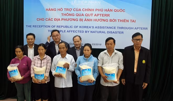 Số gạo do Chính phủ Hàn Quốc viện trợ được trao đến tận tay người dân vùng thiên tai, đảm bảo khách quan, đúng đối tượng.