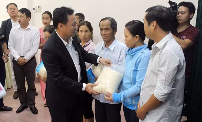Ông Lê Văn Thanh, Phó Chủ tịch UBND tỉnh Quảng Nam, trao gạo cho người dân vùng thiên tai tại buổi lễ.