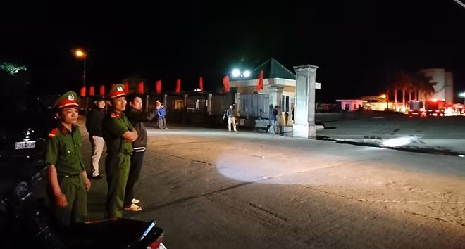 Công an huyện Đại Lộc được huy động để đảm bảo an ninh tại khu vực xảy ra cháy.